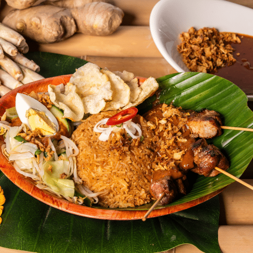 Nasi rames met 3 stokjes kipsaté