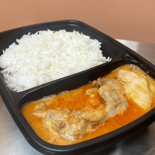 Tom yum chicken met rijst