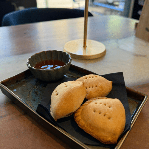Suriname aan de Geul mini-empanada