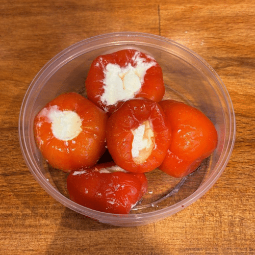 Sweet paprika gevuld met roomkaas per bakje