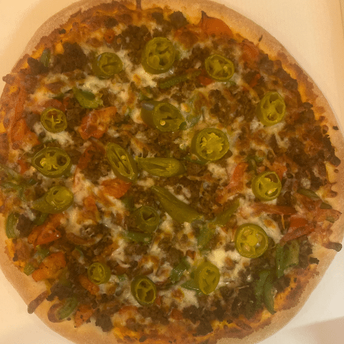 Pizza met gehakt met dranken (keuze)