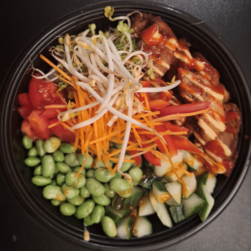 Poké bowl hete kip