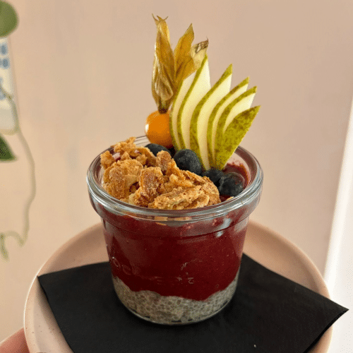 Blauwe bes chia pudding