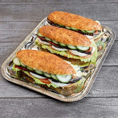 Simit met aubergine, zoete peper en fetakaas