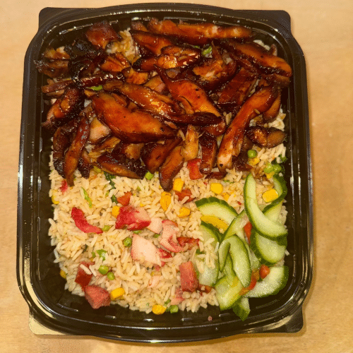 Witte nasi BBQ kippendij