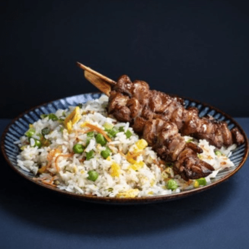 Gebakken rijst met 3 stuks yakitori kip halal