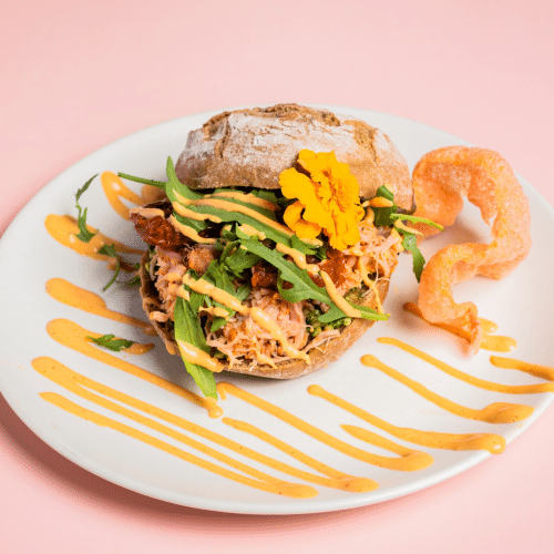 Bun pulled chicken met sriracha mayo