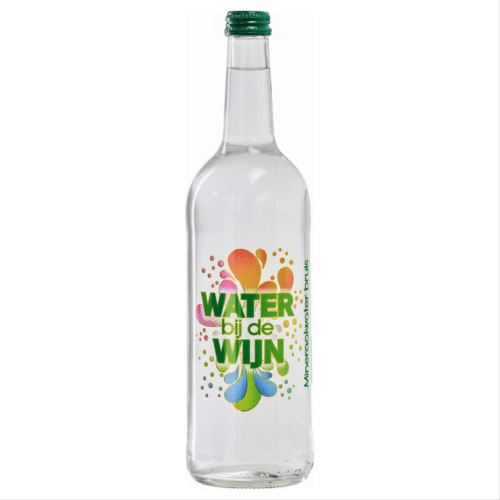Water bij de wijn mineraalwater met koolzuur in glazen fles